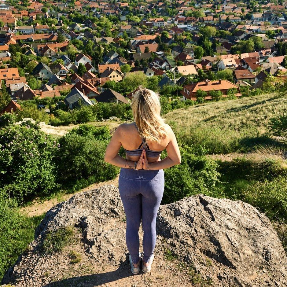 Toldi Andrea egy dombtetőn